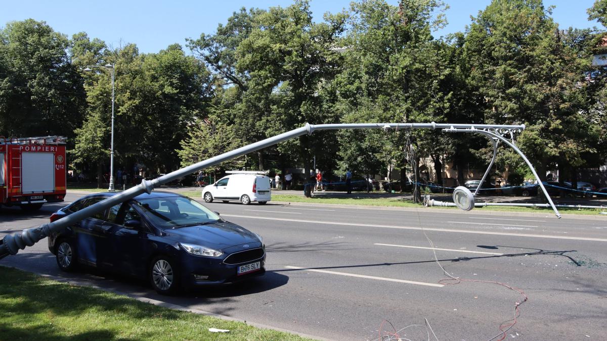 stalp-cazut-pe-masina_34579900