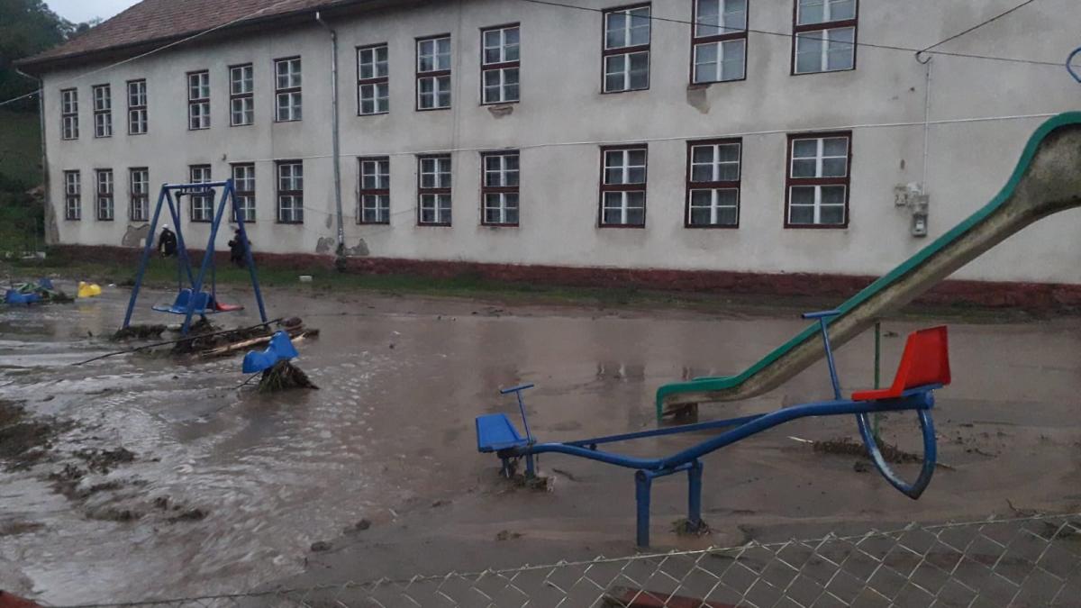 apele_romane_cimpeni_inundatie_fb_45348900