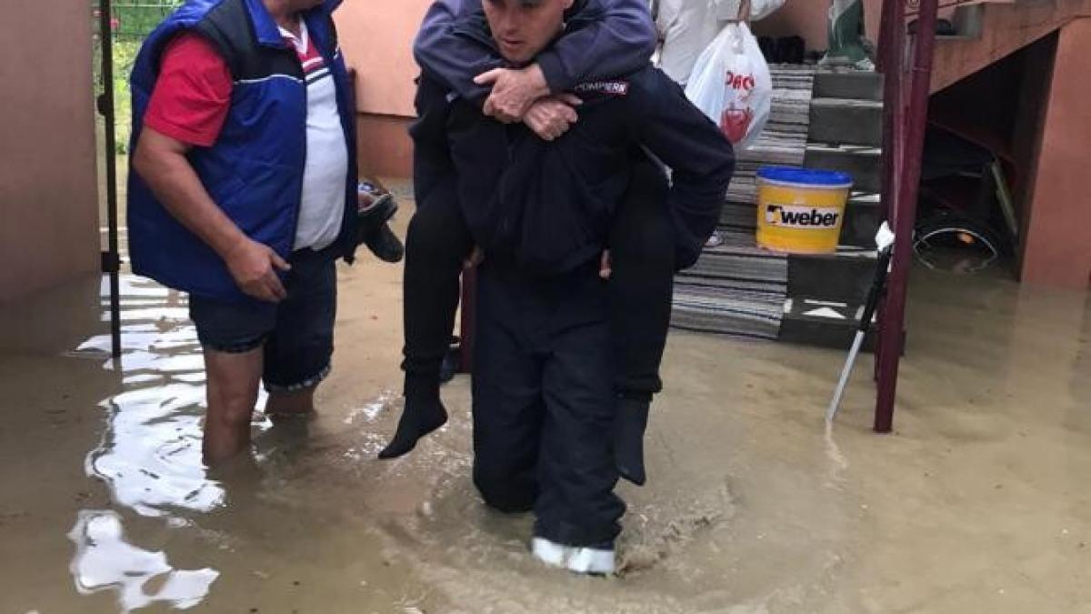 inundatii-femeie-batrana_27448600