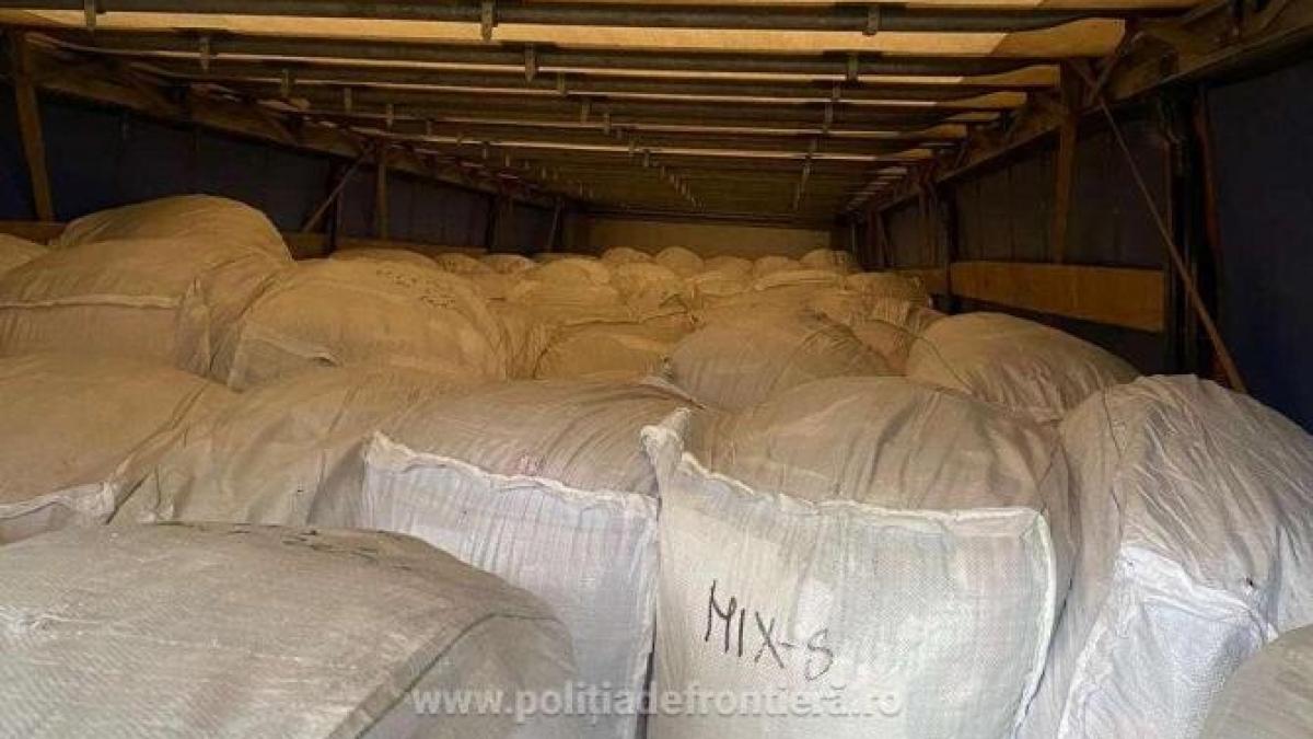 peste-33-tone-de-desprc-ccprc-a6euri-textile-sprc-ccprc-a6i-aparate-de-cafea--oprite-la-vama-borsprc-ccprc-a6_80702400