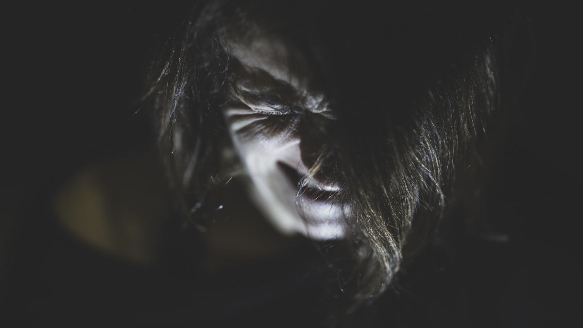 femeie-cu-handicap--de-dimensiunile-unui-copil--abandonata-intr-un-sac-de-plastic_31056200