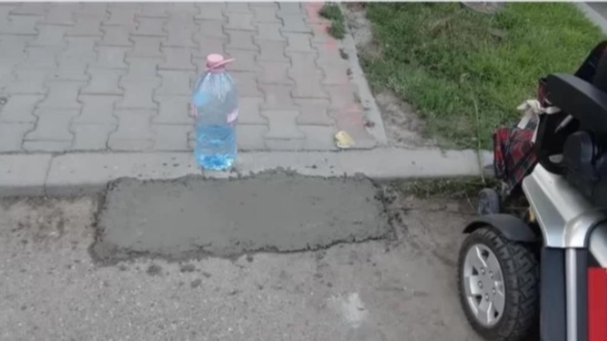 roman-in-scaun-cu-rotile-si-a-facu-rampa-de-acces_84231100