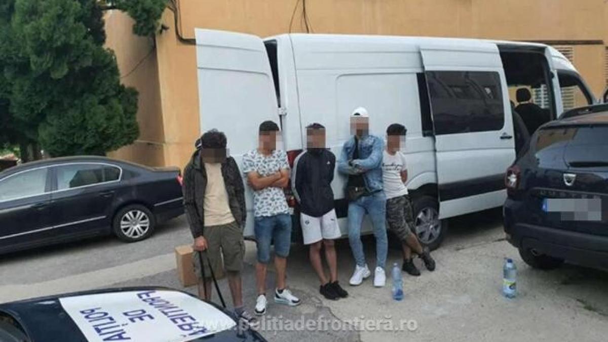 migrantprc-ccprc-a7i-descoperitprc-ccprc-a6i-iprc-ccprc-82n-compartimentul-de-bagaje-ale-unui-microbuz_46763300