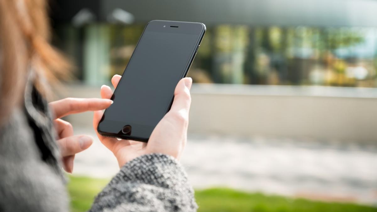 femeie_apel_telefon_pxb_82443700