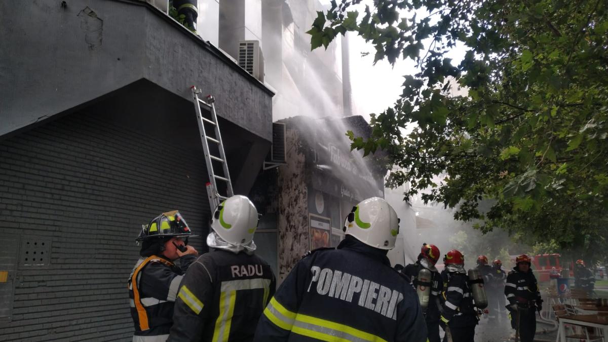 incendiu-la-complexul-din-piata-delfinului-din-bucuresti--65-de-persoane-evacuate-1_70079000