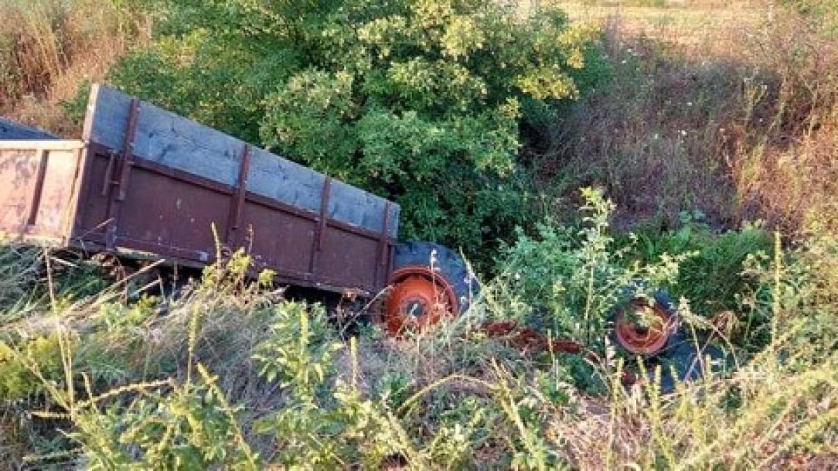 un-barbat-a-murit-inecat--dupa-ce-s-a-rasturnat-cu-tractorul-intr-un-canal_69288300