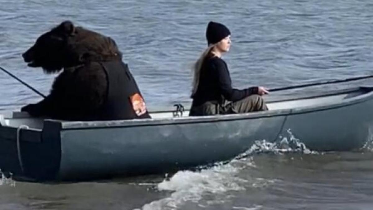 o-femeie--la-pescuit-cu-ursul--momentul-e-real---video--nu-mi-vine-sa-cred_71329800