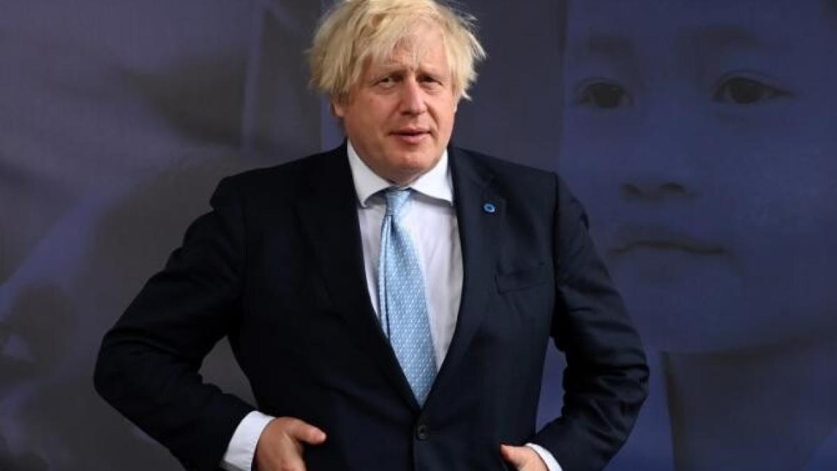 boris-johnson-hohote-ras-charles-umbrela_67161900