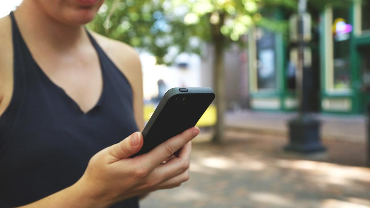 femeie_apel_ambulanta_cersit_84644600