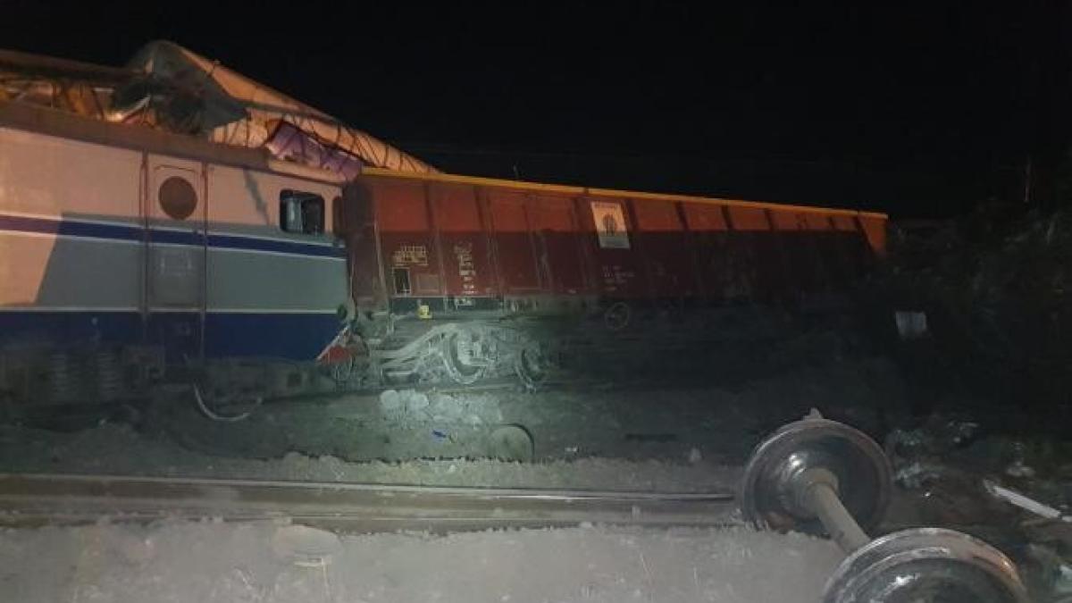 tren-deraiat-la-fetesprc-ccprc-a6ti--6-din-cele-13-vagoane-raprc-ccprc-86sturnate-au-fost-ridicate_18054900