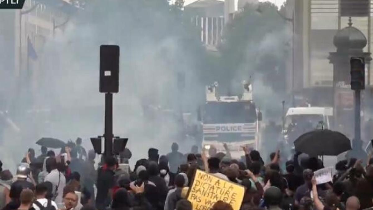 proteste-masive-in-franta-contra-restrictiilor-si-a-pasaportului-sanitar-extins--macron-si-castex--luati-la-tinta_30525400
