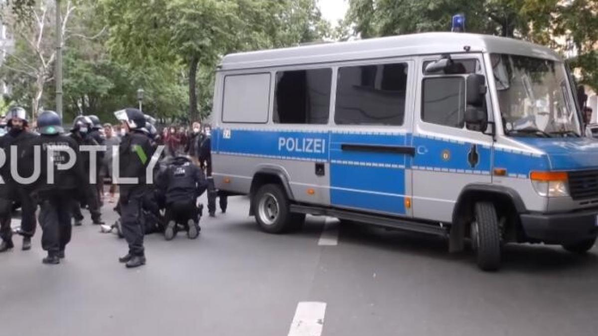 proteste-anti-restrictii-in-germania-angelei-merkel--ciocniri-la-berlin-intre-manifestanti-si-politisti_05299000