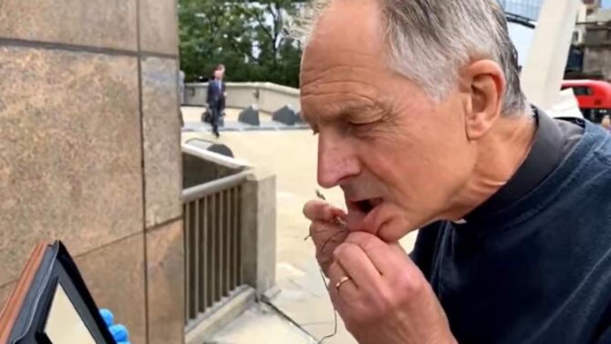 un-preot-si-a-cusut-gura_48172400