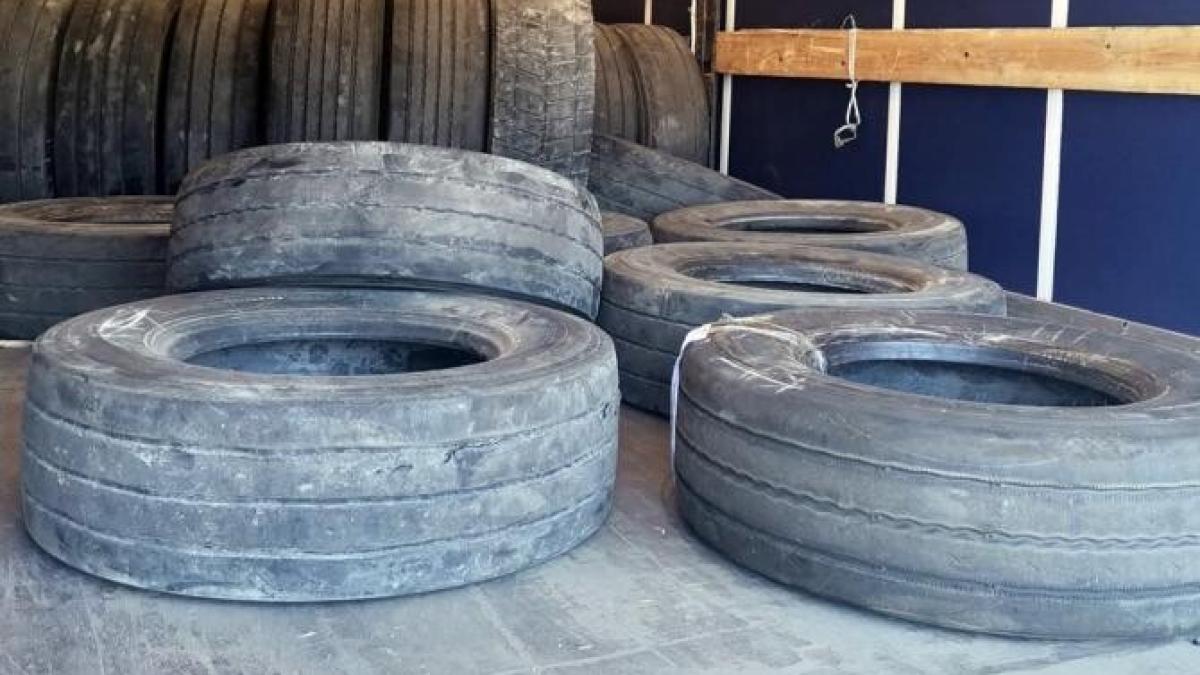 peste-trei-tone-de-anvelope-uzate--oprite-la-vama-giurgiu_47889800