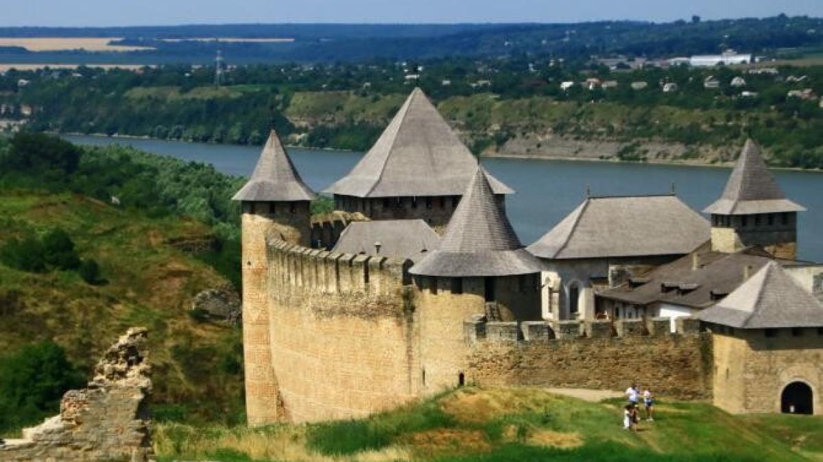 cetatea-hotin_11717600