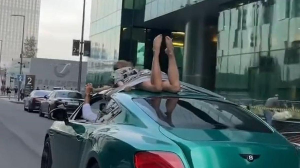 sofer-iubita-legata-de-plafonul-masinii_34337900