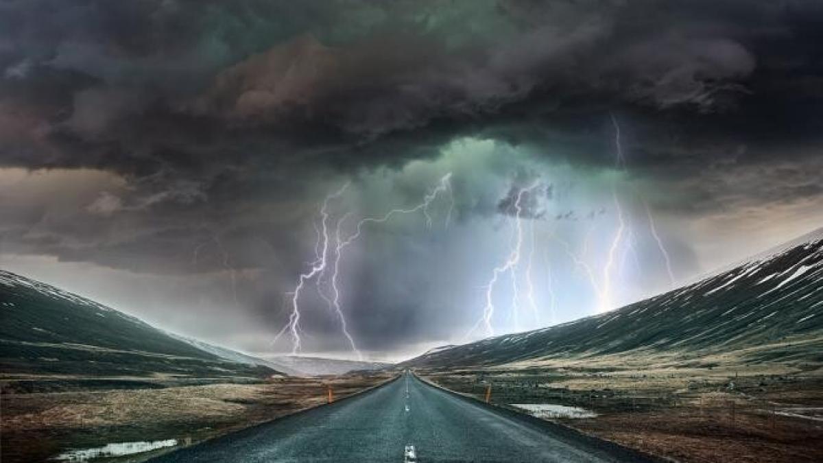 masina-lovita-de-fulger-video_97751800