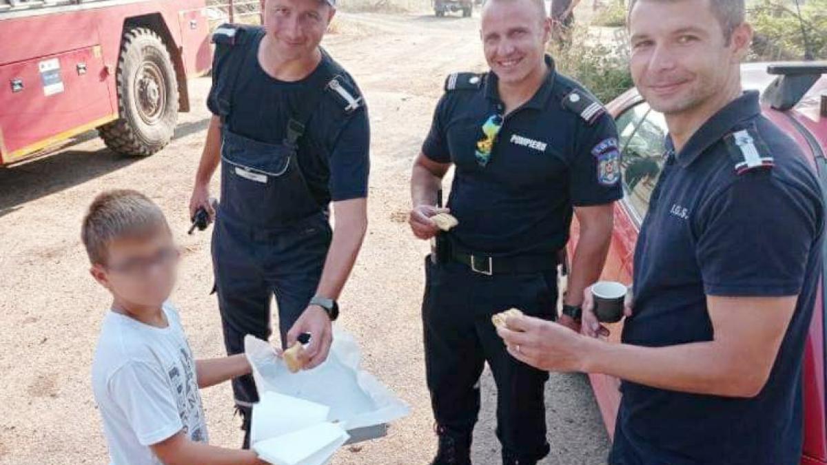 pompierii-romani--emotionati-de-un-copil-grec-placinte-si-porumb-fiert-pentru-ca-i-au-salvat-satul-foto-igsu_27313000