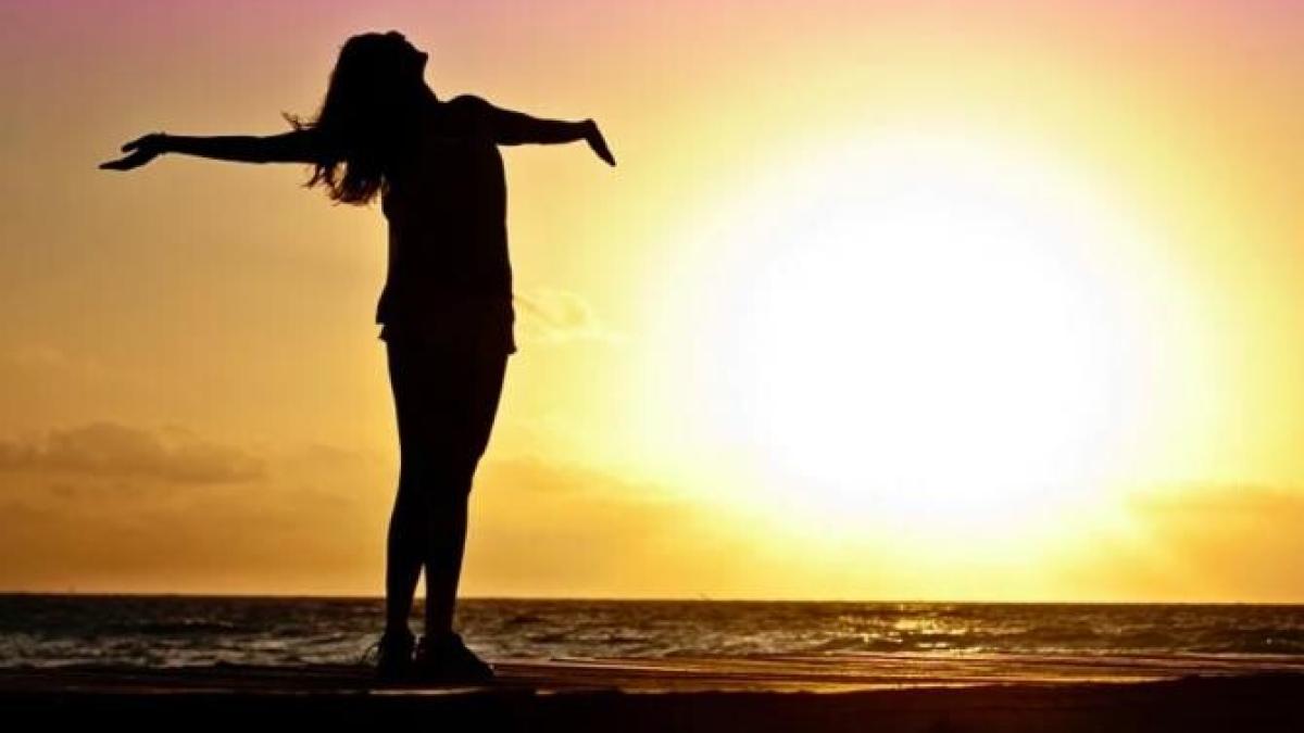 femeie_mare_apus_pixabay_ilustrativ_13786500