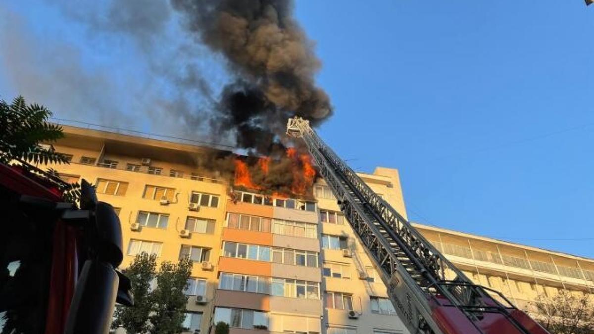 incendiu-puternic-in-bucuresti--langa-sala-palatului_91301200