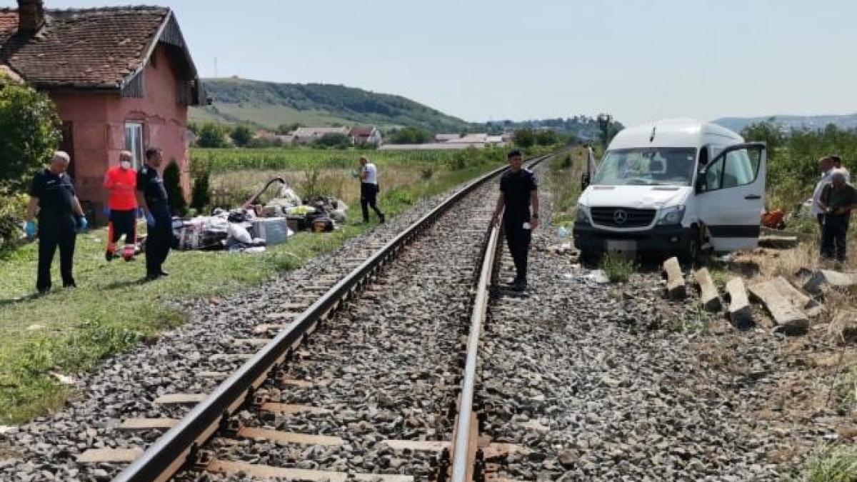 microbuz-cu-pasageri--izbit-iprc-ccprc-82n-plin-de-un-tren--plan-rosprc-ccprc-a6u-de-interventprc-ccprc-a6ie-pentru-salvatori_25213500