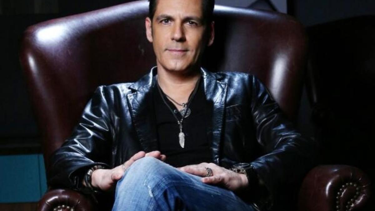 stefan-banica--pus-la-zid-pentru-o-fotografie-cu-violeta--fiica-lui-pacat----parinti-second-hand_23692800