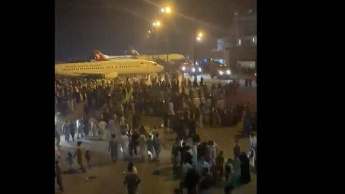 foto-kabul-aeroport-romani-afganistan_25023500