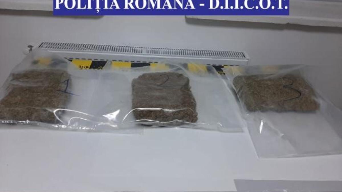 au-fost-prinsprc-ccprc-a6i-iprc-ccprc-82n-flagrant-cu-trei-kilograme-de-droguri_18471400