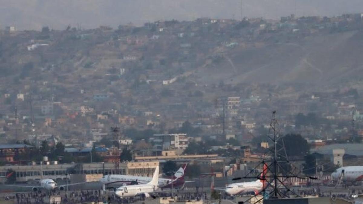 busculadaprc-ccprc-86-la-intrarea-iprc-ccprc-82n-aeroportul-din-kabul--cel-putprc-ccprc-a6in-17-raprc-ccprc-86nitprc-ccprc-a6i_47372700