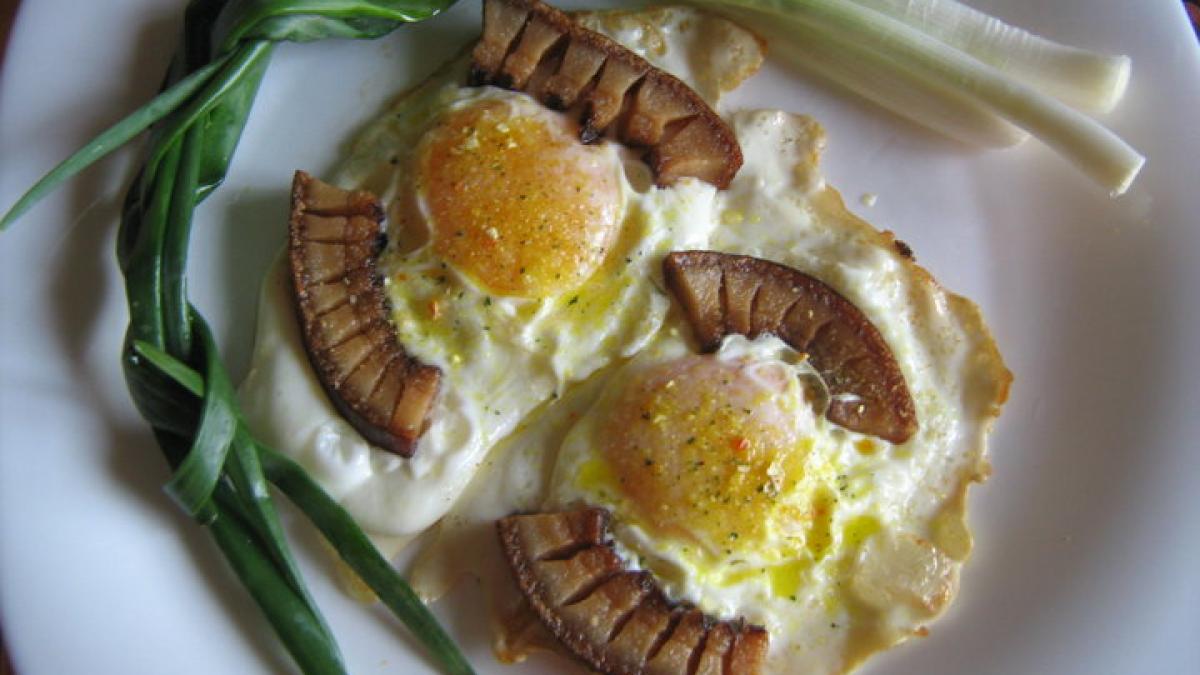 mic-dejun-romanesc-oua-ochiuri-si-slanina-prajita-2_51923200