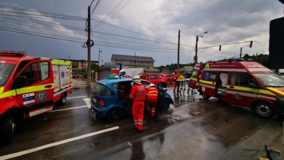 accident-grav-pe-o-sprc-ccprc-a6osea-din-bihor--un-mort-sprc-ccprc-a6i-cinci-raprc-ccprc-86nitprc-ccprc-a6i_65443200