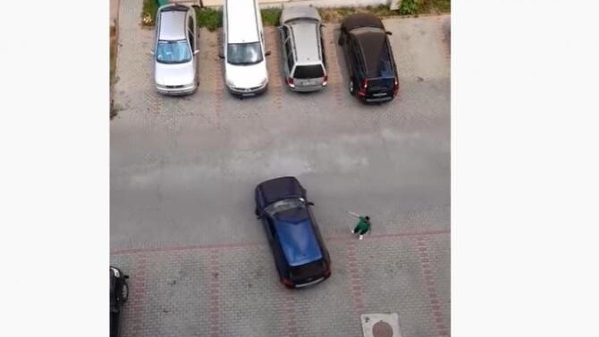 mori-de-ras-6-minute-sa-si-parcheze-masina-intr-o-parcare-goala_07770600