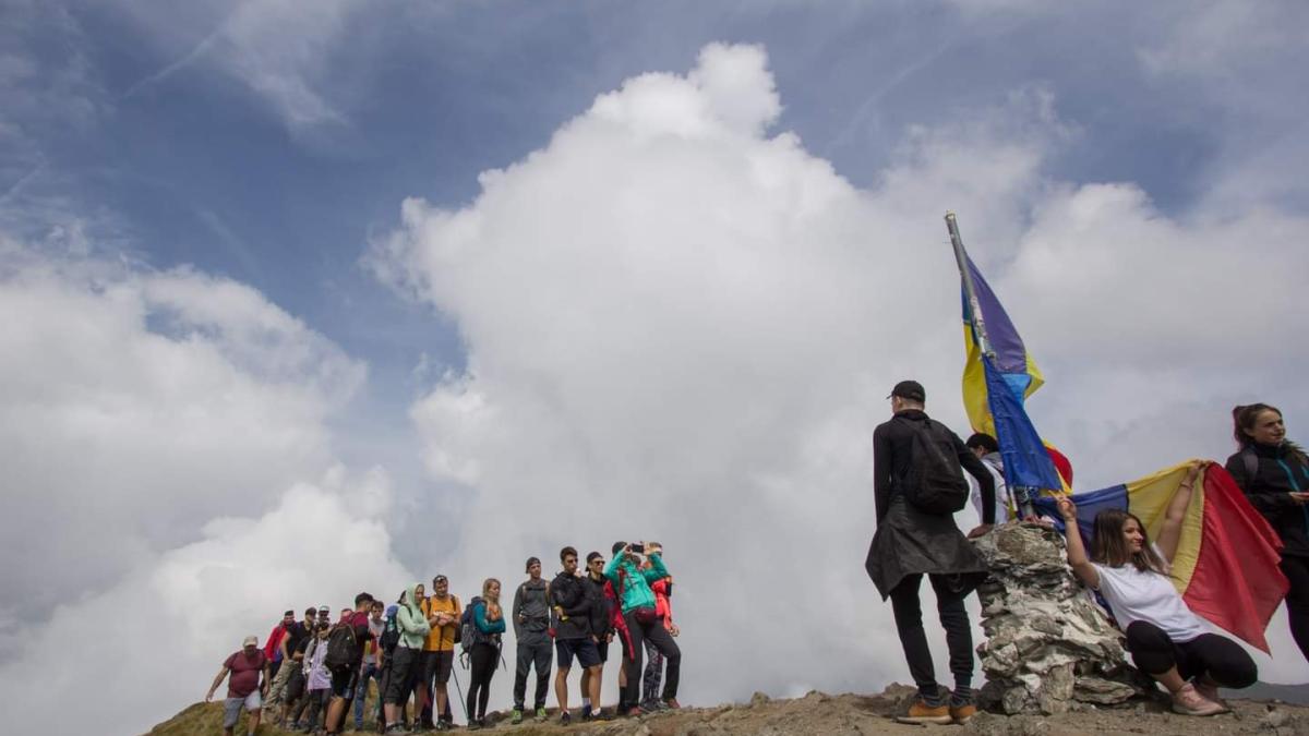 varful-moldoveanu-mai-aglomerat-decat-calea-victoriei_19099400