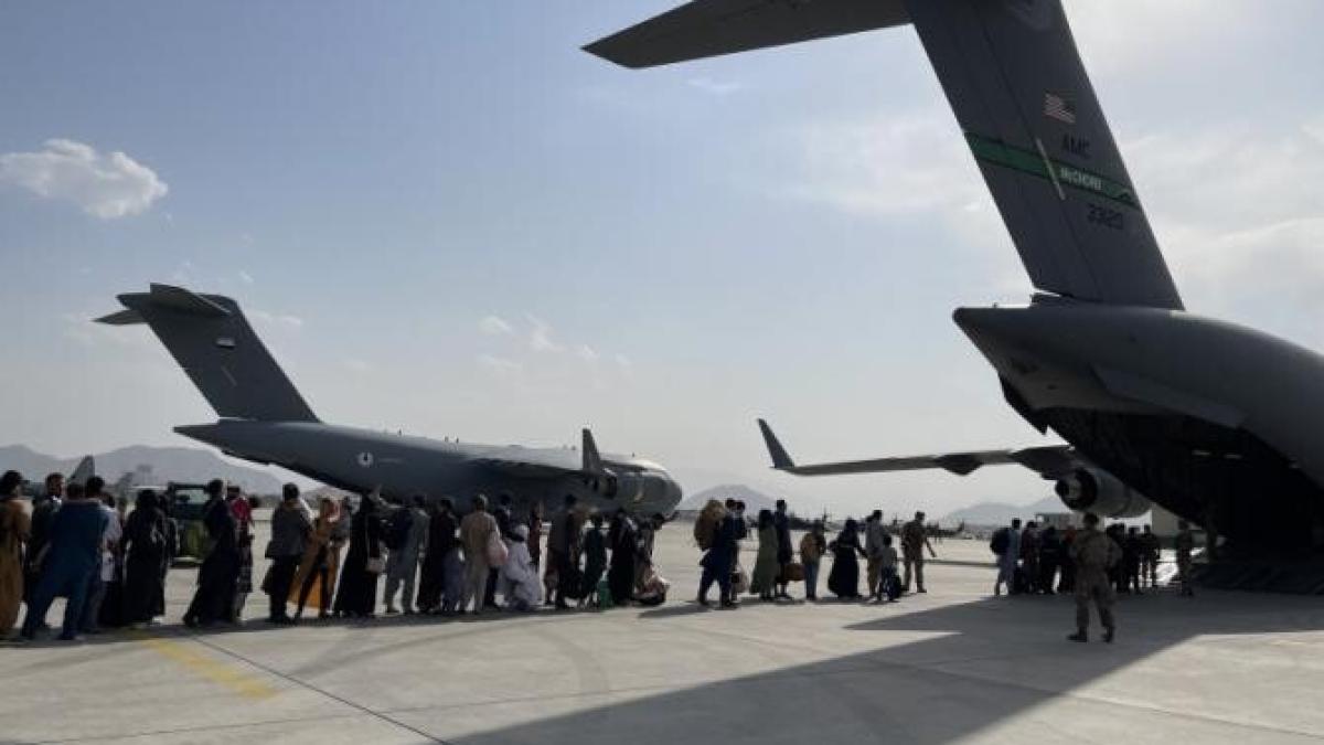 explozie-puternicaprc-ccprc-86-laprc-ccprc-82ngaprc-ccprc-86-aeroportul-din-kabul_32644500