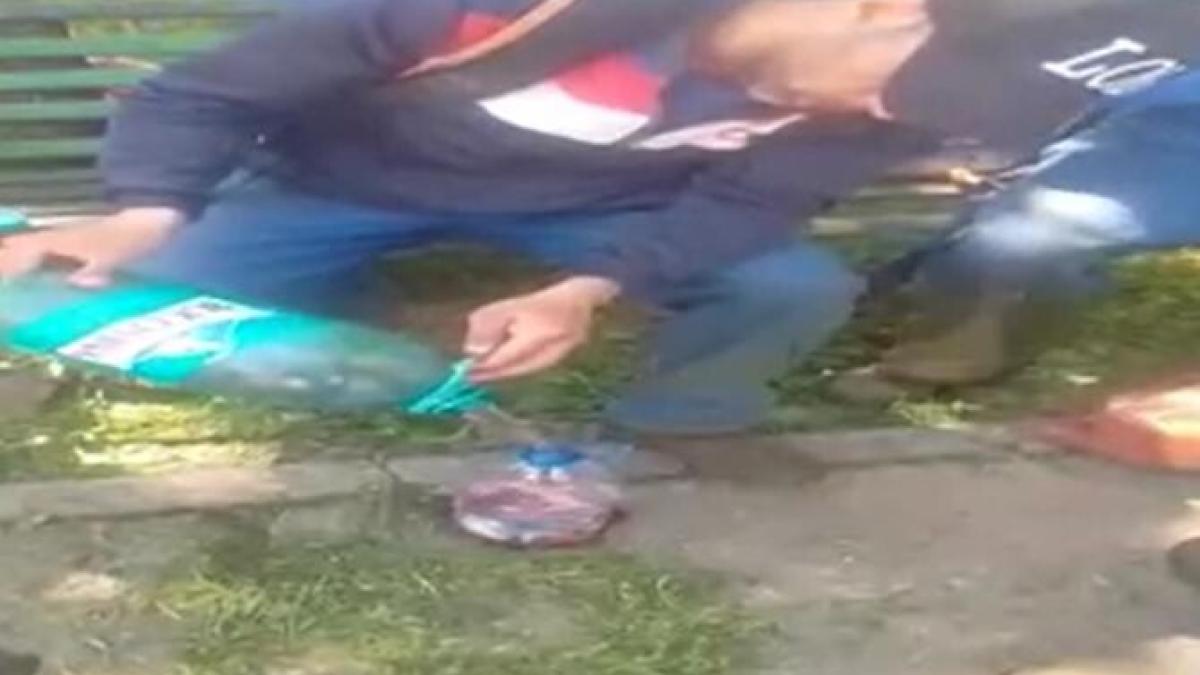 momentul-in-care-un-roman-invata-un-muncitor-din-nepal-sa-fure-benzina-la-locul-de-munca--no-problem--little-benzin-video_98674400