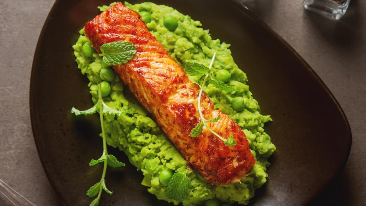 sautee-de-mazare-cu-menta-si-somon--reteta-sanatoasa-recomandata-de-nutritionistul-cori-gramescu_58151000