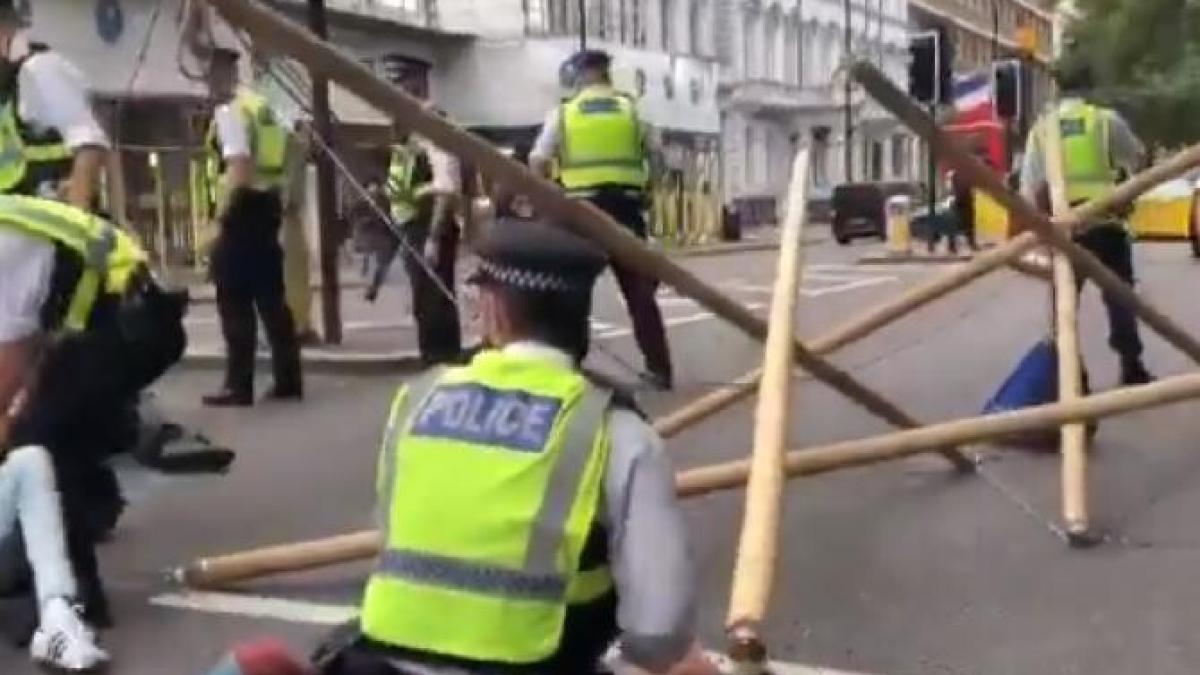 tower-bridge-din-londra--blocat-de-ecologisti--politistii-au-intervenit-in-forta_24050500