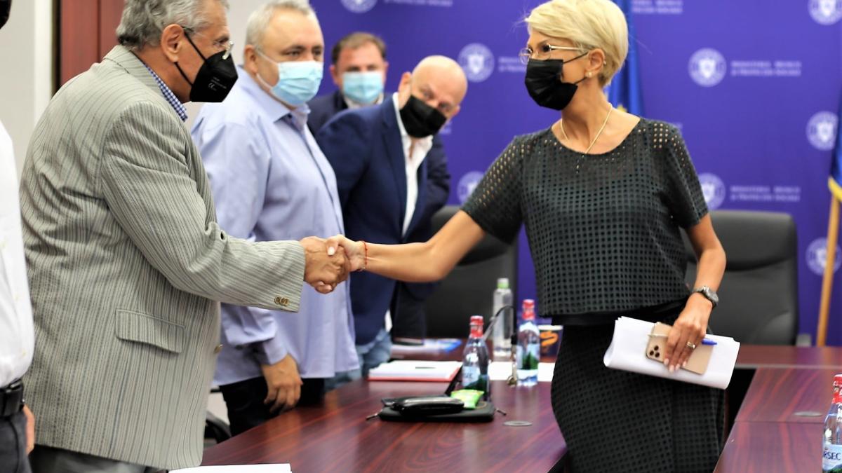 raluca_turcan_foto_facebook_salariul_minim_76112000