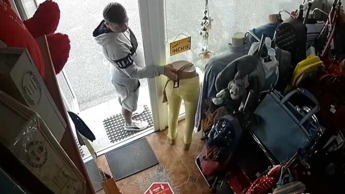 un-hot-fura-hainele-cu-tot-cu-manechin_69312400