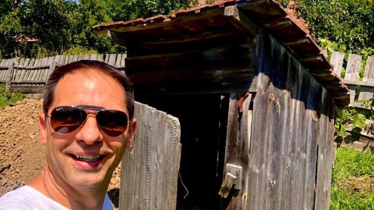 dan-negru--ironie-la-adresa-scandalului-din-guvern-a-zis-o-voltaire-mirosul-de-cearta-vine-de-la-wc-urile-din-fundul-curtii_26998300