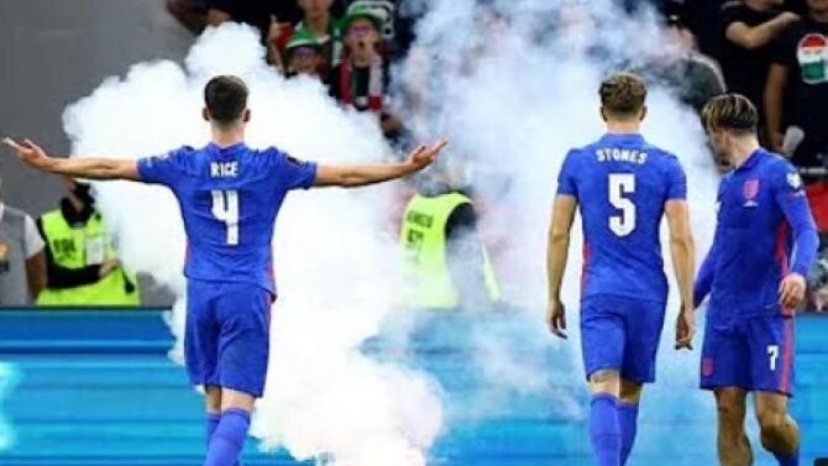 fumigene-si-pahare-aruncate-pe-teren-de-suporterii-maghiari-in-ungaria---anglia--szijjarto-ii-acuza-pe-englezi-de-ipocrizie_16732900
