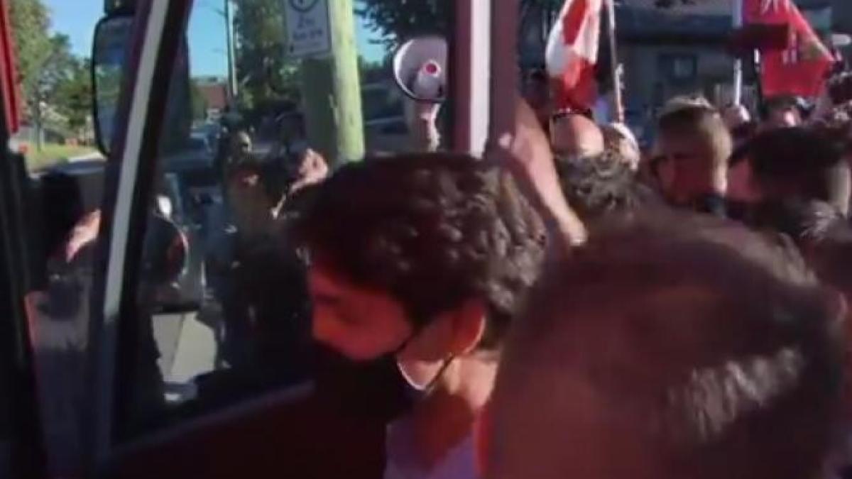 justin-trudeau-a-fost-atacat-cu-pietre_63683200