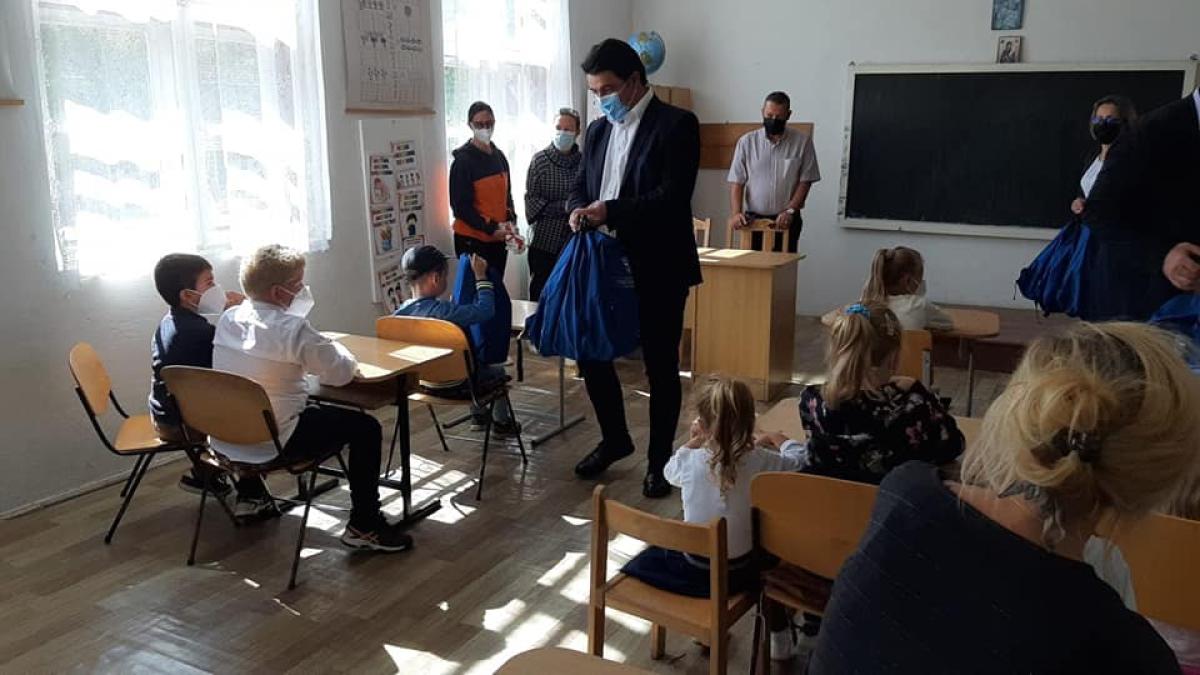 peste-o-suta-de-copii-defavorizati-din-alba--echipati-pentru-noul-an-scolar--de-isj-si-universitatea-alba-iulia-4_72596700