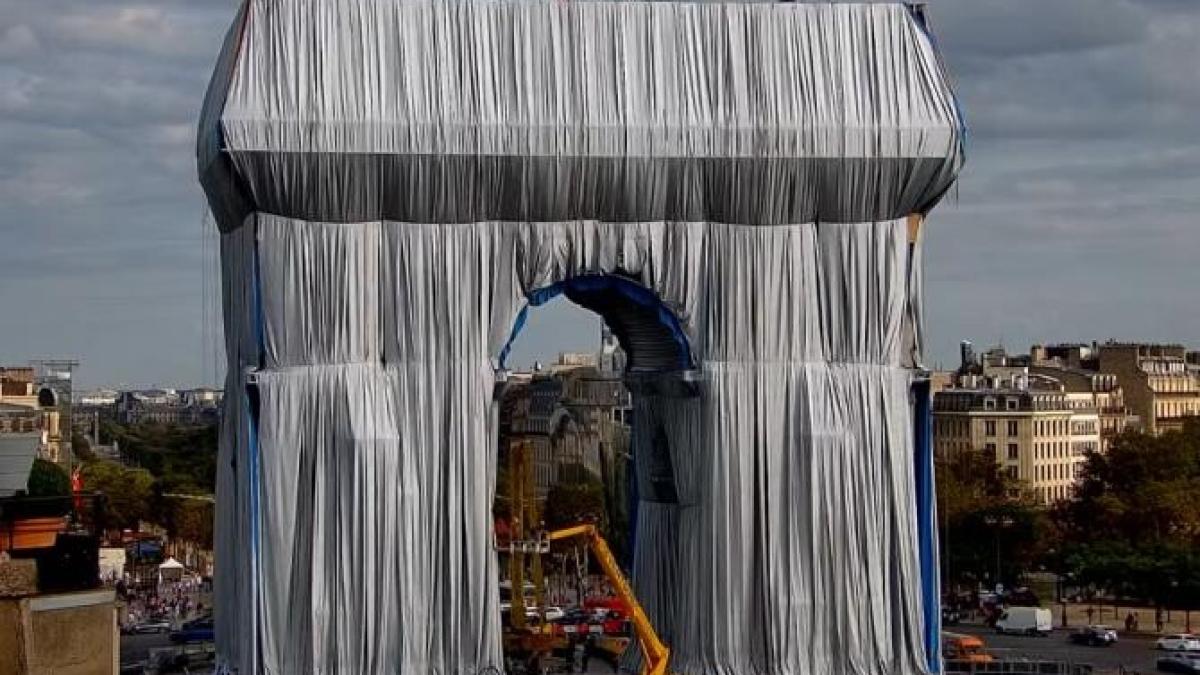 arcul-de-triumf-din-paris-imbracat-in-plastic_72307900