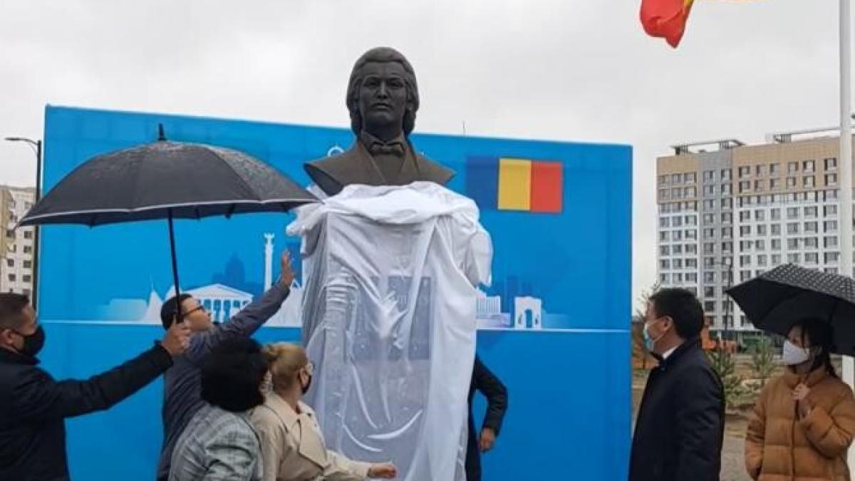 statuia-lui-eminescu-dezvelita-in-nur-sultan_16441200