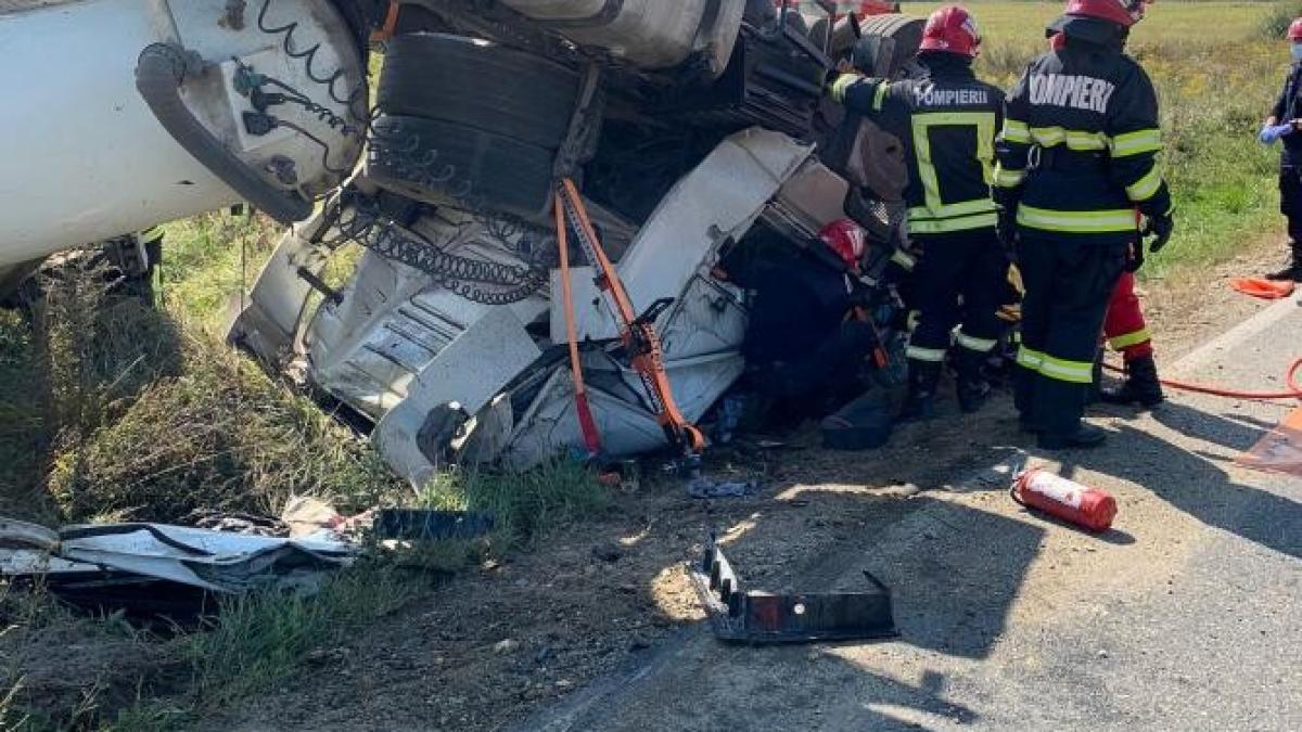 accidente-grave-pe-sprc-ccprc-a6oselele-din-romaprc-ccprc-82nia--tir-cu-ciment--raprc-ccprc-86sturnat-iprc-ccprc-82n-brasprc-ccprc-a6ov_76348000