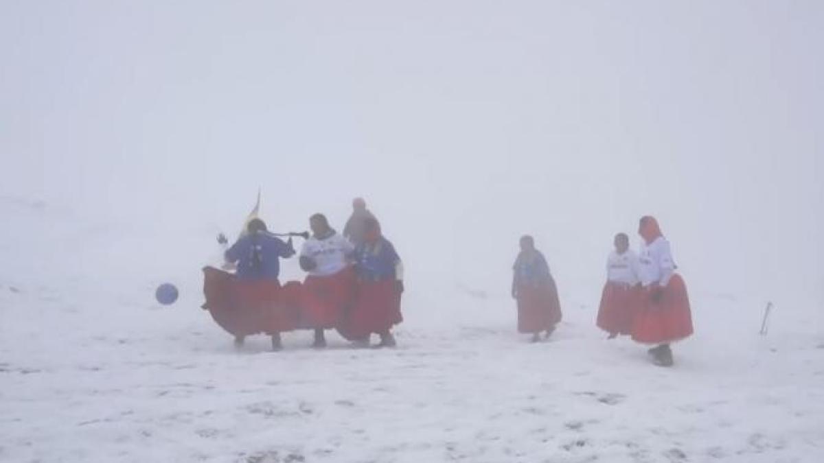 alpinistele-cholitas-au-jucat-fotbal_85047300