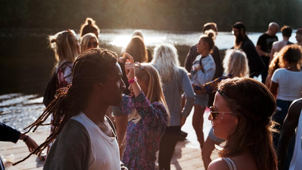 petrecere-oameni-impuscati_67198100