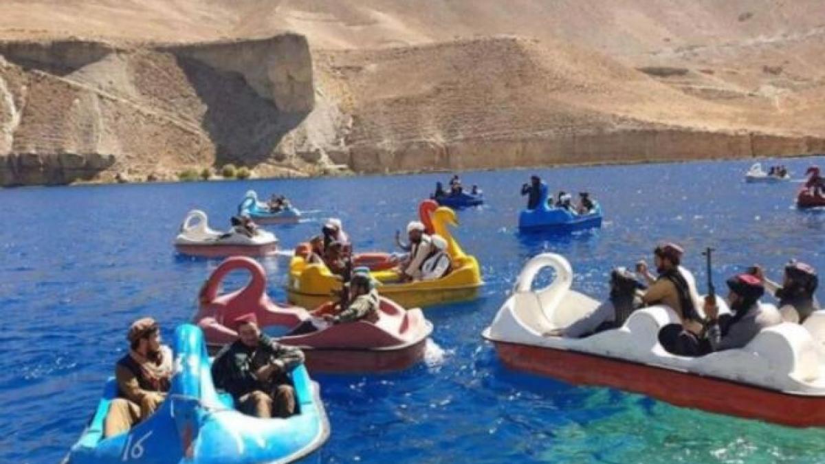 talibanii-se-plimba-cu-hidrobiciclete-pe-un-lac-din-afganistan_85201200