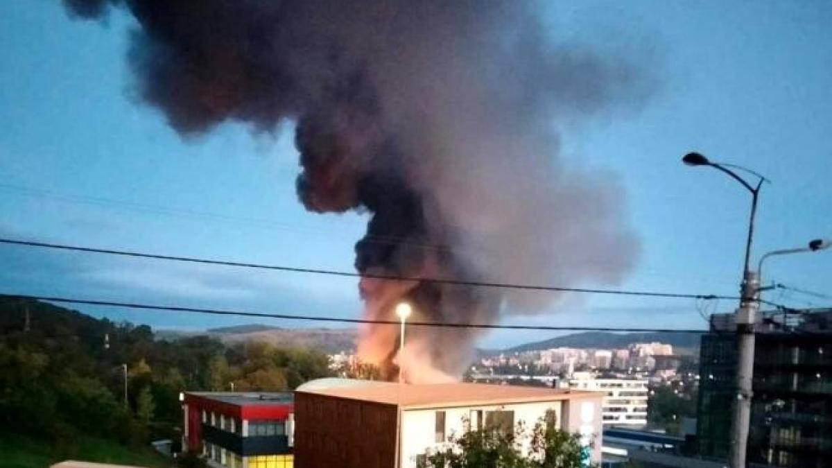 incendiu-cu-degajari-mari-de-fum-la-o-hala-din-cluj--locuitorii-orasului--avertizati-prin-ro-alert-in-privinta-poluarii_39542600